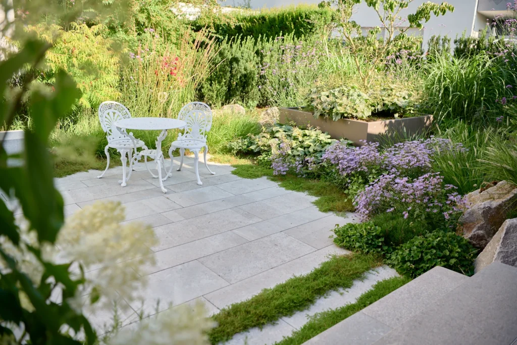 hecke_pflanzen-natur_stein-eiben_als_hecke-immergr_ne_str_ucher-sichtschutz_garten_mit_pflanzen-Ehmann-Gartengestaltung-0070