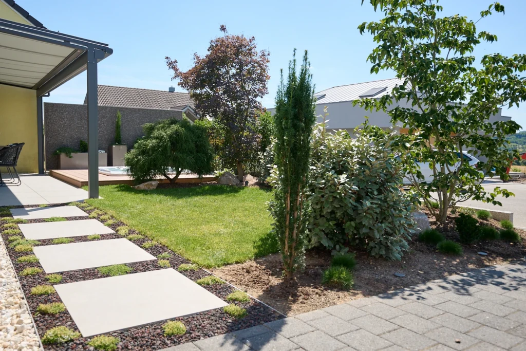 sichtschutz_f_r_den_garten-pool_umrandung-lampen_im_garten-sichtschutz_garten_pflanzen-pflanzen_als_sichtschutz-Ehmann-Gartengestaltung-0038